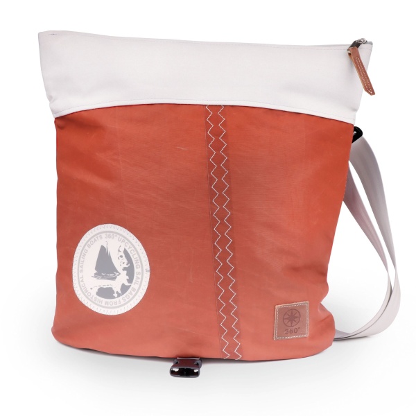 360° Segeltuchtasche Tender City braunes Segel mit hellgrauem Persenning und weißem Emblem