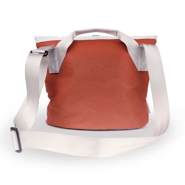 360° Segeltuchtasche Tender City braunes Segel mit hellgrauem Persenning und weißem Emblem